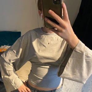 Nelly tröja - Assnygg o populär tröja från NELLY. Den är HELT NY, med lappen kvar! Lite för stor på mig därför säljer jag den. Nypris 299kr🩷vid mer info osv hör gärna av dig:)