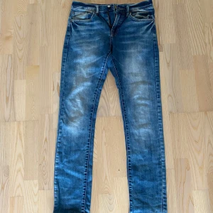 Blå jeans från WBXTR  - Säljer ett par blåa jeans från W.BXTR