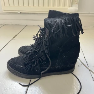 Svarta Fransskor - Säljer dessa skiiitsnygga svarta casadei fransskor då jag tyvärr inte fått någon användning av dom. De har kilklack och passar strl 39-40. Jag köpte dem  på vinted för 600 och säljer nu för 450, kan dock diskutera priset vid snabb försäljning!! Dessa passar verkligen så bra både till vardags, men också till fester eller festivaler💗💗