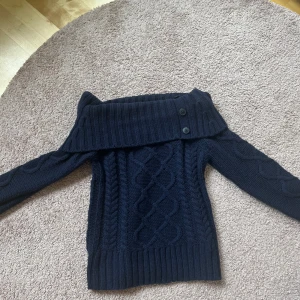 Navy Blue Off The  Shoulder Top från Anna Field - jätte snygg off shoulder top från Anna Field!! Går inte att köpa på hemsidan längre. Säljer då den inte kommer till användning. Tröjan har aldrig använts och är i nyskick. Nypris:599 kr