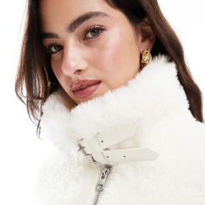 Viral Vit teddyjacka stradavarius  - Mysig vit teddyjacka med hög krage och dragkedja framtill. Jackan har en boxig passform och detaljer i form av spänne vid halsen. Perfekt för kyliga dagar och ger en trendig look. Knappt använd sålde slut direkt hittade i Spanien på stradavarius sista storleken kvar, passform som en oversized s