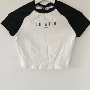 Crop top - Säljer en crop top från H&M i storlek S. 