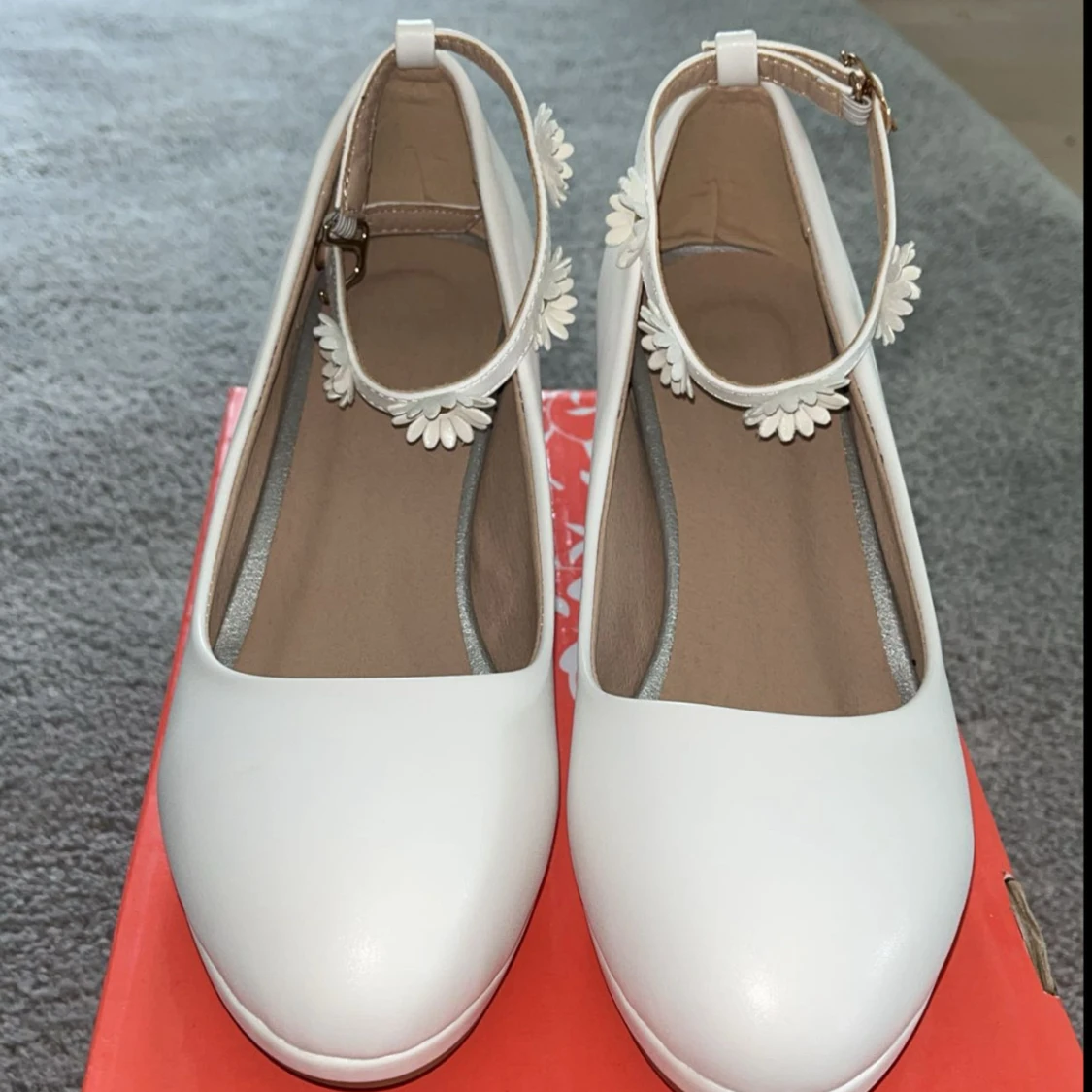 Vita klackskor med blommiga detaljer - 3