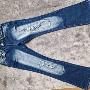 Helt nya bootcut jeans💕 - Säljer ett par såååå snygga bootcut lowwaist jeans som tyvärr är för korta för mig. Skulle säga att dom är W24. Köpta i Frankrike på en resa. Nypris: 1500 Mitt pris: 799💕