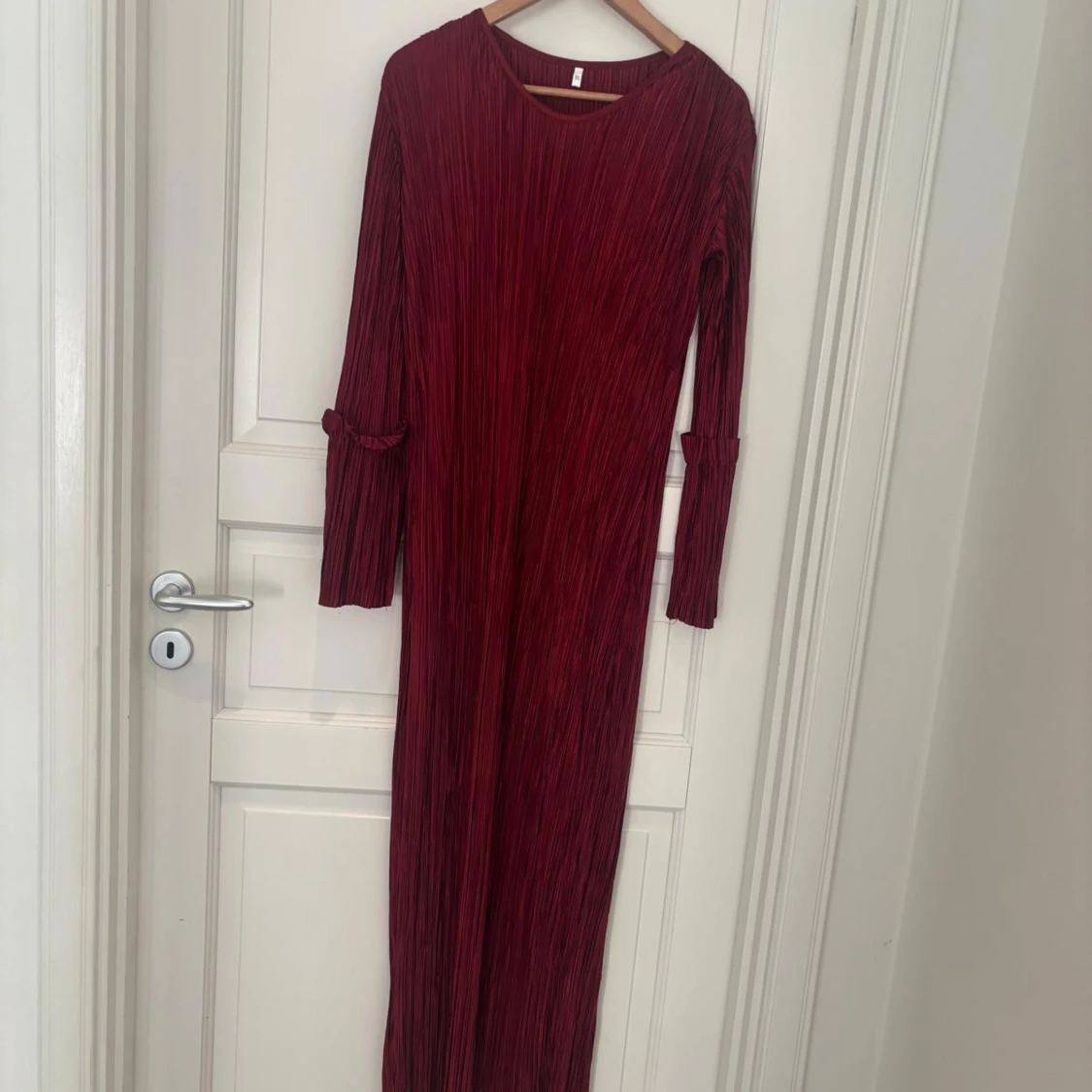 Plisserad vinröd långklänning