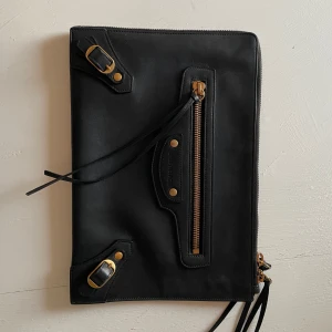 Balenciaga Neo Classic Clutch bag - Fint skick på denna styliga clutch bag från Balenciaga. Köptes på Balenciaga Stockholm år 2020 för 7100kr. Serienummer finns inuti samt äkthetsverifiering via tredjepart vid behov. Fraktas alternativt upphätmning i Uppsala.