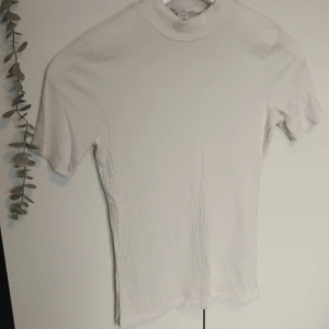 Vit Ribbad Tröja  - En tunn vit ribbad tröja från New Yorker. Använd några få gånger men i god skick. Storlek: XS