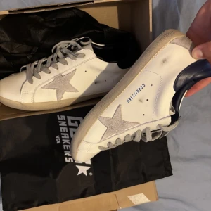 Golden Goose superstar skor  - Säljer nu ett par ass feta golden gosse superstar skor för galet bra pris. Skorna är i super bra skick, skick 9.5-10. Säljer dessa för endast 3399kr men priset är inte hugget i sten kan gå ner vid snabbafär. Storlek 44. Skriv vid frågor och intresse. 