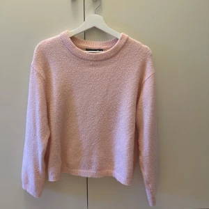 Stickad tröja  - Rosa stickad tröja från Lager157. Använt skick. 