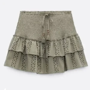 Khaki volangkjol från Zara  - Supersöt khaki volangkjol från Zara i storlek XS.