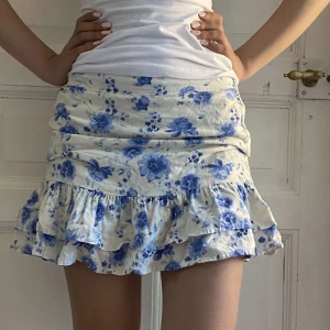 söt somrig kjol  - super fin kjol till sommaren men fint blått blommigt mönster. Den har resår i bak så den är stretchig i midjan. Storlek 134/140 men passar perfekt för någon med s/xs/xis i nederdelar. går att ha som både high och lowrise. Fint skick💕Köpt för 349kr på på Lindex