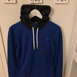 Lacoste hoodie  - Väldigt bra skick 
