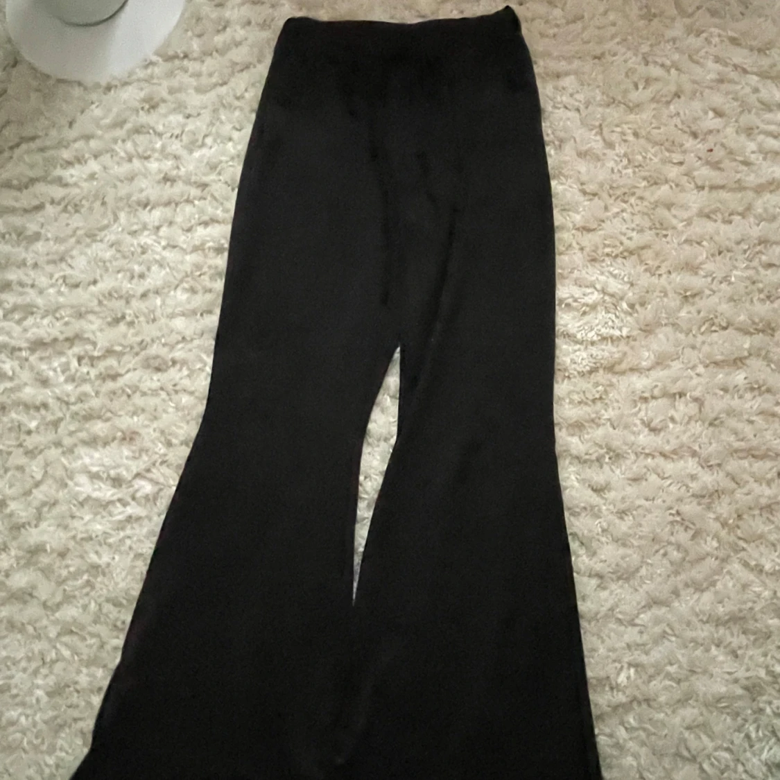 Svarta vida byxor i satinlook