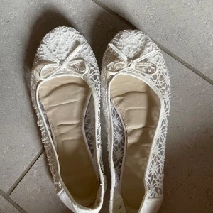 Vita ballerina skor  - Säljer dessa jätte fina ballerina skor 