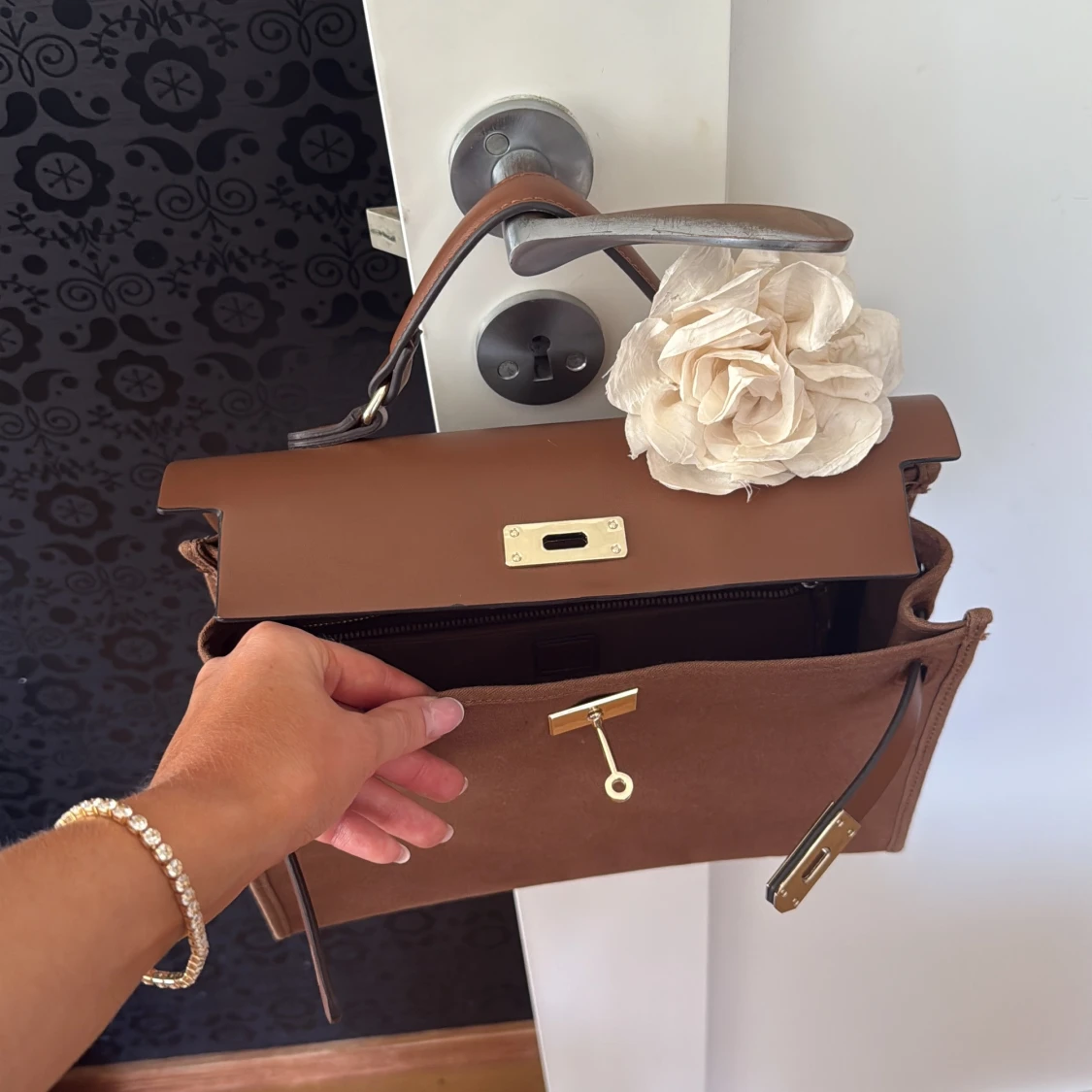 Brun handväska med blomdetalj - 1
