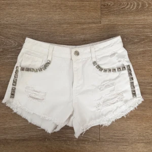 Shorts  - Snygga vita jeansshorts från Zara med slitna detaljer! Inga defekter alls! Super snygga!! Säljs inte längre