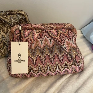 Pala Bonita Bag från Beck Söndergaard Rosa - Säljer den populära väskan ”Pala Bonita” från Beck Söndergaard i dusty rose. Helt ny med tag, postar i original påse💕