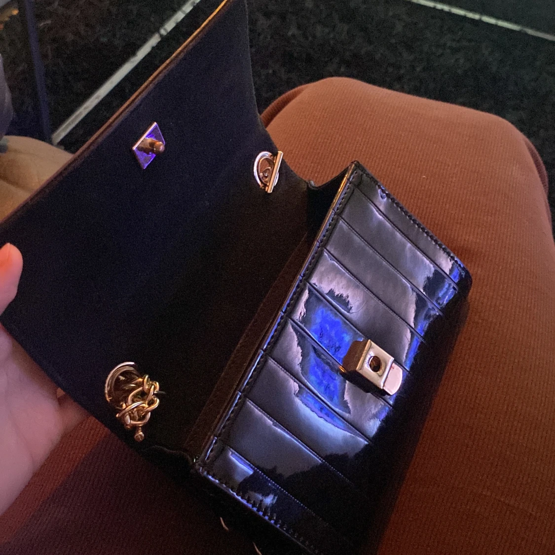 Svart axelväska med kedja och V-detalj - 1