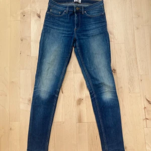 Jeans Acne studios vintage  - jättesnygga jeans från Acne studios, från runt 2007🪽storlek 27/S, passar till dig som är runt 159-165 :)