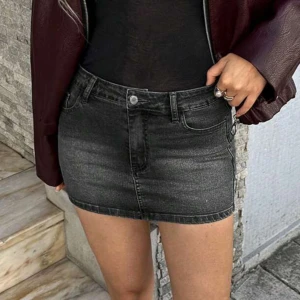 Jeans kjol - Säljer denna jeans kjol från forever 21, den är i storlek L, men den är väldigt liten i storleken så skulle säga att den passar nån som har S/M, jag har själv M och den är på gränsen för liten, så kan tyvärr inte skicka hur den sitter på🩷här är några mått: Längd: 34,5 cm Midjestorlek: 76 cm Höftstorlek: 94 cm