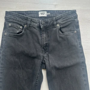 Svarta lågmidjade jeans - Svarta lågmidjade jeans från Lager157. De är i bra skick.❣️
