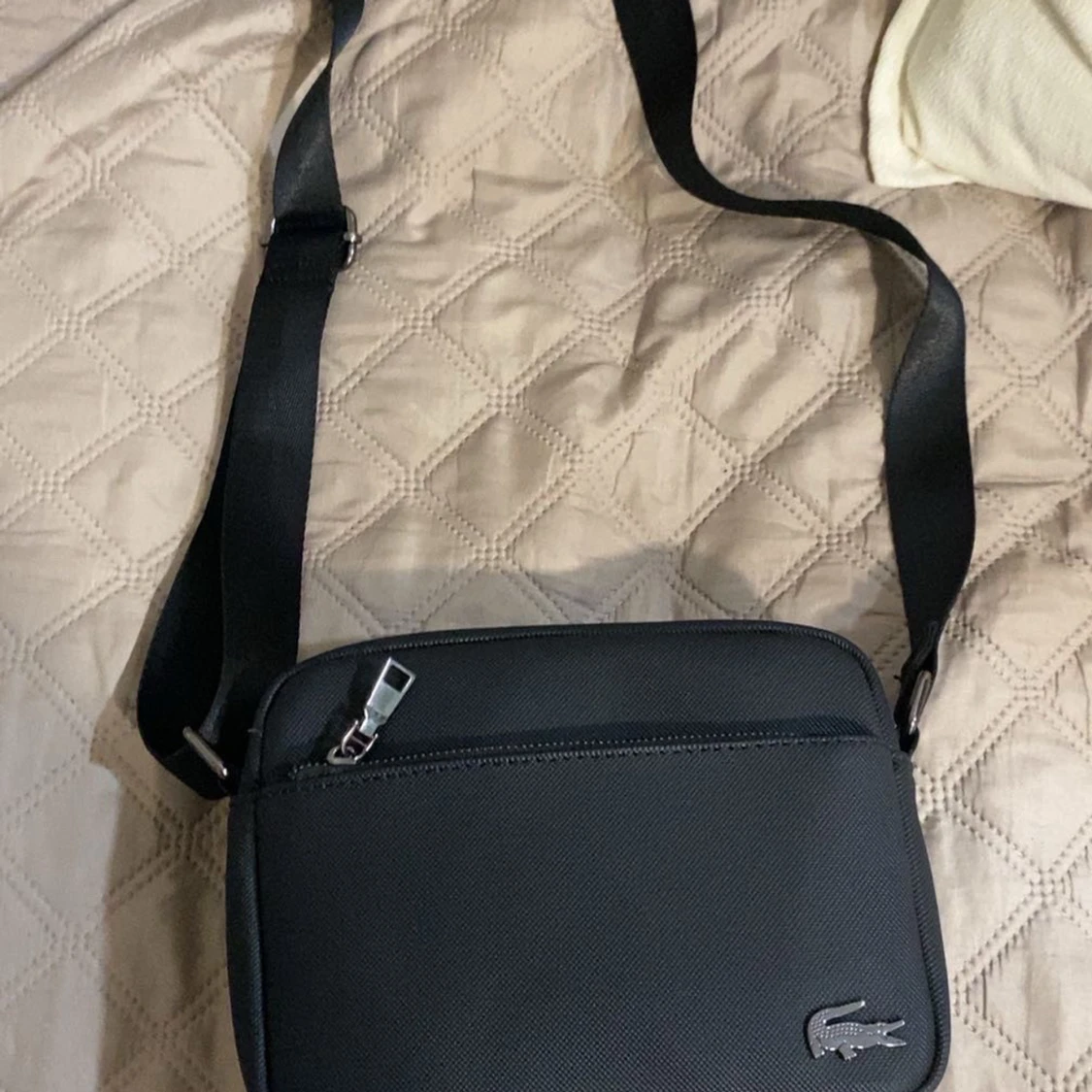 Svart axelväska från Lacoste