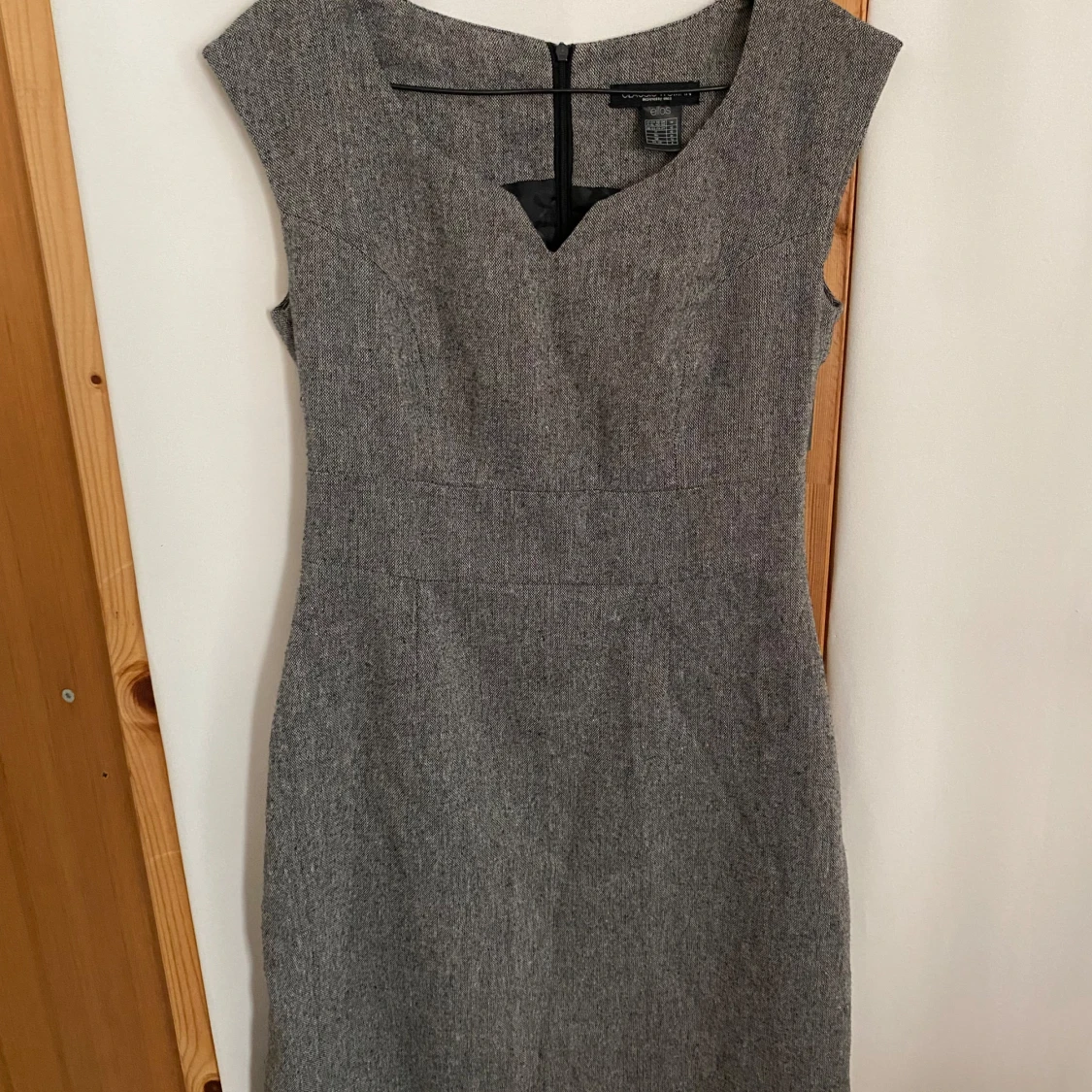 Grå fodralklänning från Ellos