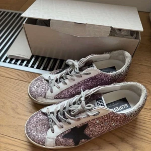 Golden goose skor - Feta glittriga golden goose skor för tjejer i storlek 40 . Super bra skick och as najs med glitter materialet😍Dustbag och låda följer med😇 Skriv vid minsta lilla fundering! 