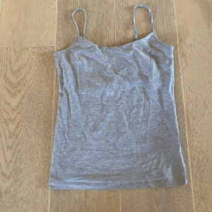 3 olika baslinnen i grått och vitt - Säljer 3  enkla baslinnen i grått och vitt. Två av dem är klassiska linnen med breda axelband och rund hals, och 1 är smala linnen med tunna axelband. Man kan köpa 1 eller alla 3 