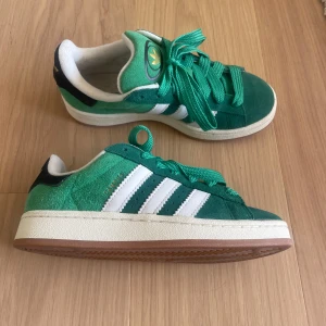 Adidas Campus sneakers gröna  - Gröna Adidas Campus sneakers i mycket fint skick. Endast använda ett fåtal gånger! Säljer då de ej kommer till så mycket användning. 