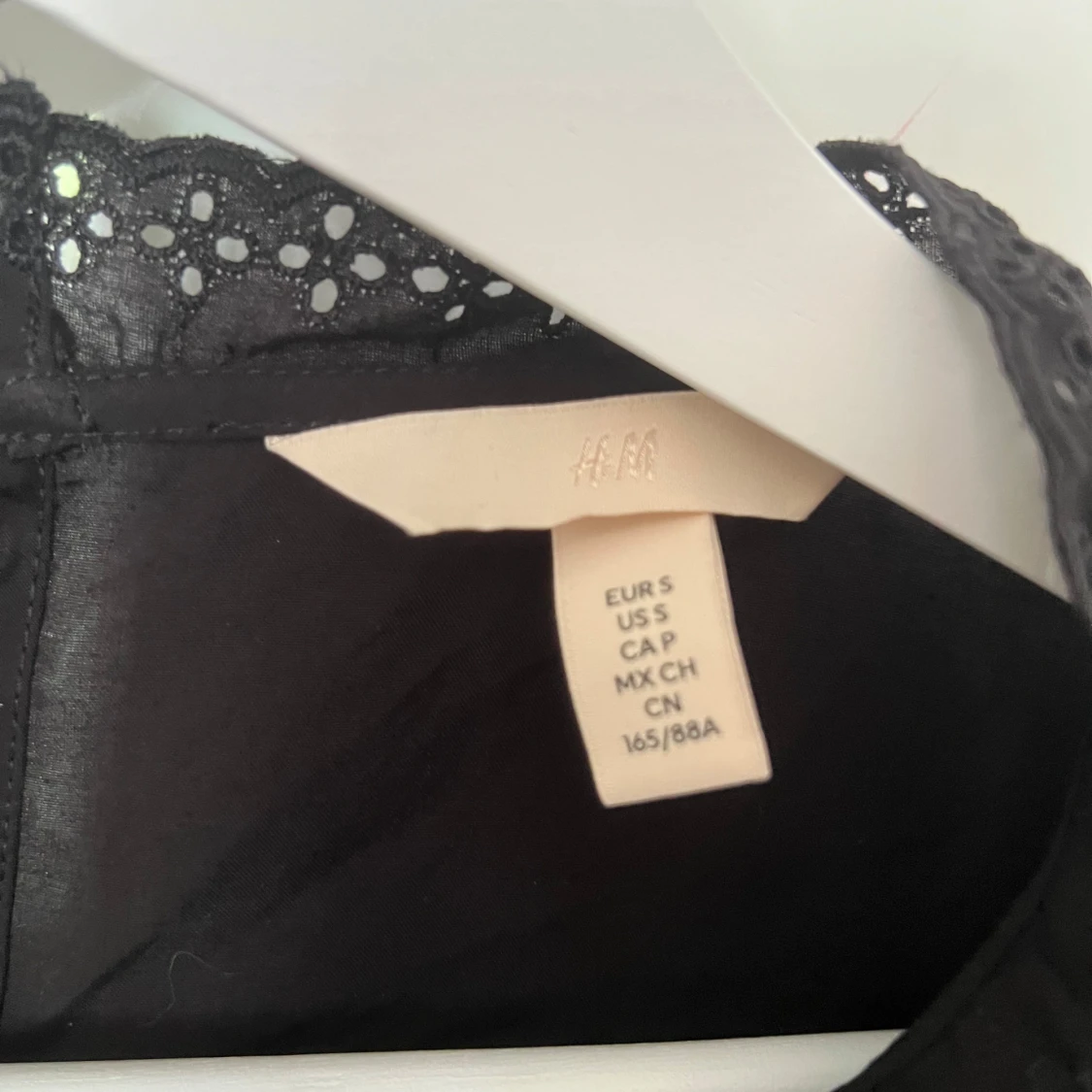 Svart blus med breda armar - 2