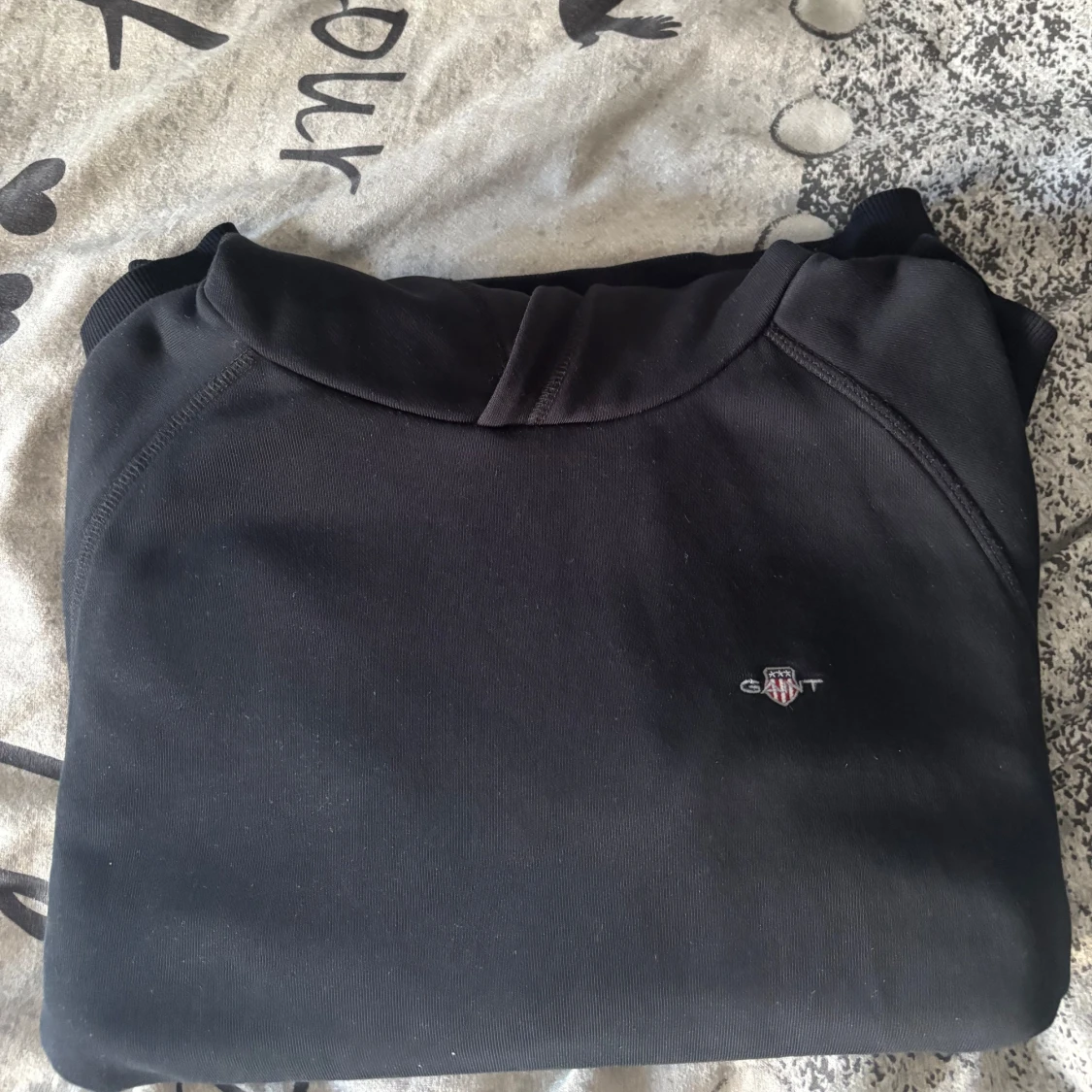 Svart hoodie från GANT med logga