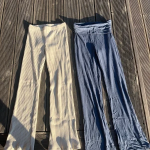 Två par mjukisbyxor, Kappahl & Lager 157 - Säljer två par mjukisbyxor, ett par ribbade beige från Kappahl i storlek 146 och ett par blåa med bred midja i storlek 150. Båda har utsvängda ben och är supermjuka och sköna, perfekta för chill dagar eller när du vill vara bekväm.