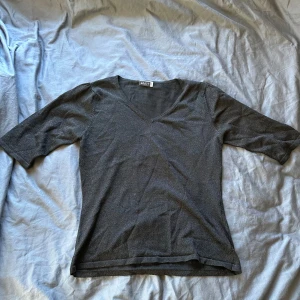 Glittrig svart topp från Add iT - Snygg svart topp från Add iT med glittrigt tyg och v-ringning. Storlek 38/40. Säljer pga att jag inte använder längre. Skriv om ni är intresserade av bilder på hur tröjan sitter. Pris kan diskuteras.