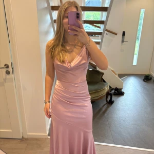 Ljusrosa balklänning  - En rosa lång balklänning, använt en gång. Nypris 1000kr 