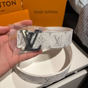 Vit bälte med monogram mönster - Helt ny finns fler modeller och färger i vår profil!