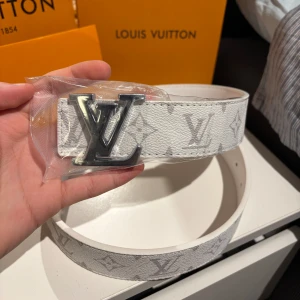 Vit bälte med monogram mönster - Helt ny finns fler modeller och färger i vår profil!