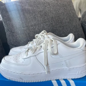 Nike Air Force 1 helvita sneakers - Säljer mina airforces som jag har knappt använt. Köpte de från ZALANDO för ung 1100kr och säljer för 650. Priset kan diskuteras 
