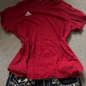 Adidas tshirt - Inga defekter köpt vintage 