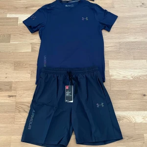 Under armour set mörkblå  - Under armour set mörkblå, helt nytt. Storlek M på tröjan , storlek XL på shorts men passar som M