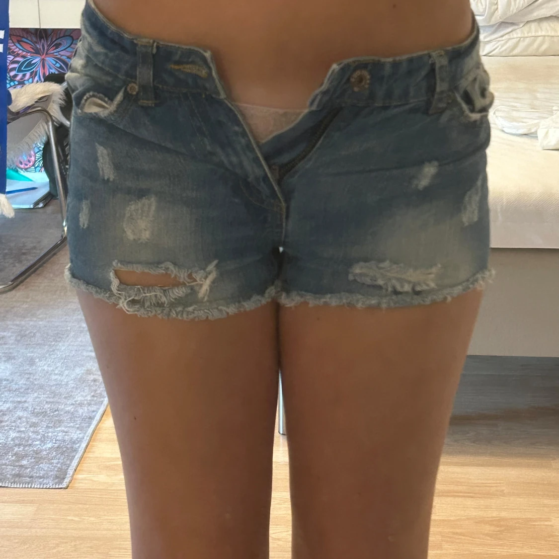 Blå slitna jeansshorts från Pull&Bear - 1