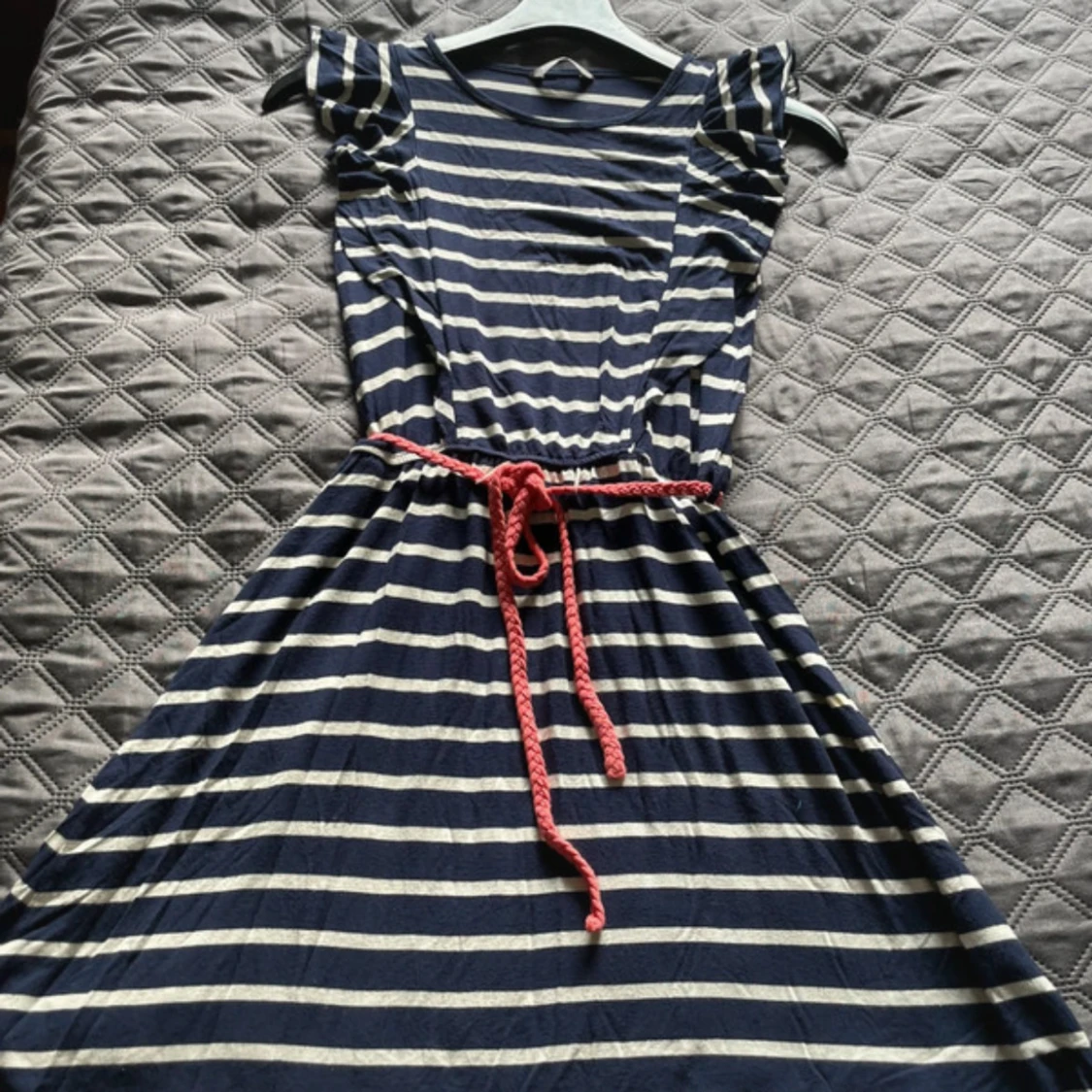 Randig marinblå kortklänning med bälte - 3