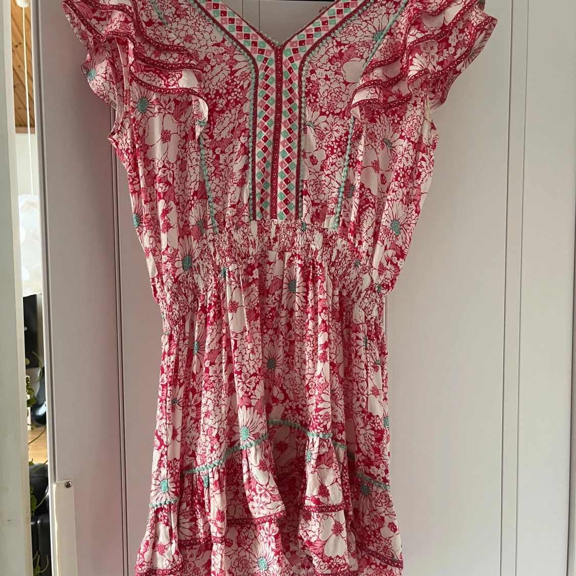 Blommig kortklänning med volang