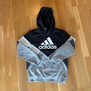 Adidas hoodie i svart och grå - säljer Addidas hoodie med storlek small. Inga hål eller fläckar. Änvänd då gånger. Skriv till mig vid funderingar 