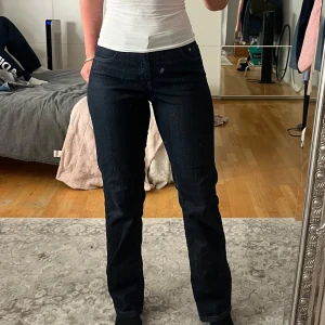 Mörkblå raka jeans - Snygga mörkblå jeans med klassisk rak passform. Storleken står inte men passar mig som har 36-38. 