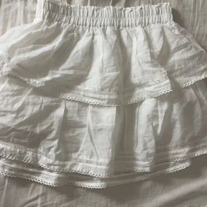 Vit volangkjol från Nelly  - Supersöt vit kortkjol från Nelly, använd endast en gång. 