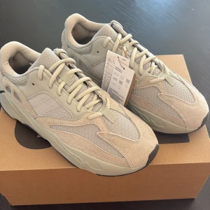 Adidas Yeezy 700 Salt 44 2/3 - Säljer ett par helt nya yeezy 700 salt i storleken 44 2/3. Köpta från Adida CONFIRMED appen.