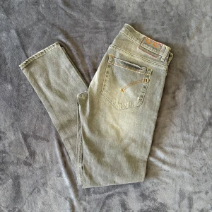 Dondup George jeans - Jeans från Dondup, modell George, med slitningar. Storlek 33 i ny skick, skick 10/10. Skriv om ni har några frågor eller funderingar❕