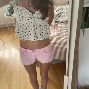 Rosa jeansshorts med fransar - Säljer ett sjukt snygga par rosa jeansshorts i storlek xs men skulle säga att dom är stora i storleken. De har låg midja, klassisk femficksmodell och fransade kanter nertill. Hör av dig om du har frågor eller funderingar💕pris kan diskuteras