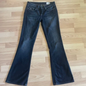 G-STAR Bootcut Jeans - Säljer snygga G-STAR bootcut Jeans! Jeansen är i storlek w27 L30, vilket motsvarar storlek s💕. 